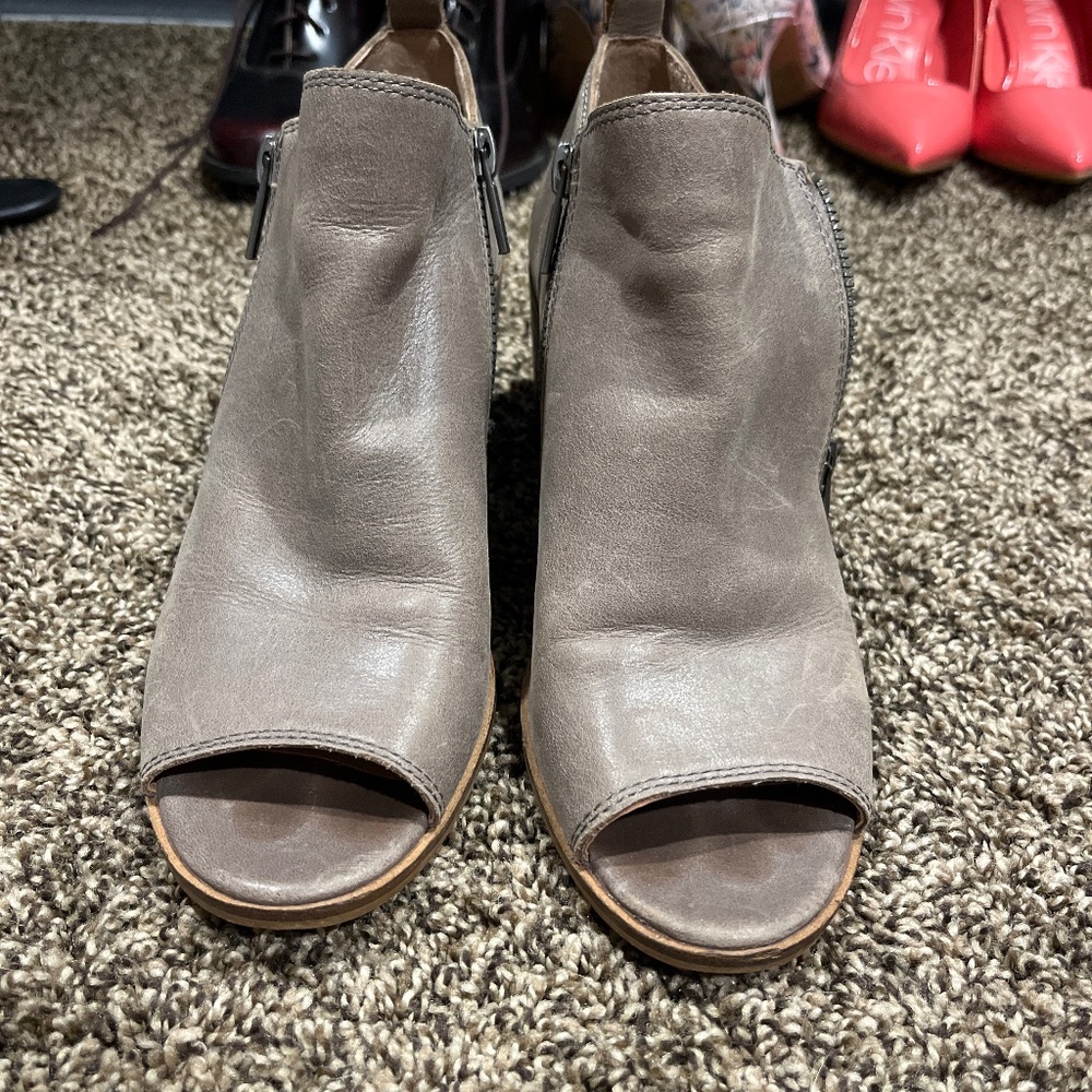 Buckskin Lucky Brand open toed shoes